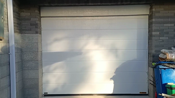 铜辉门窗|优山美地翻板车库门安装