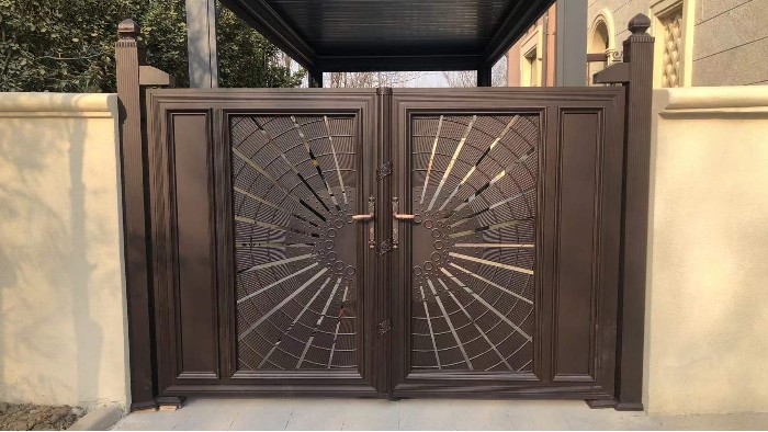 铜辉门窗丨格拉斯小镇庭院门安装