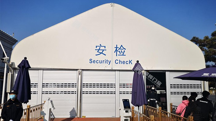 铜辉门窗-天安门安检棚加装智能车库卷帘门工程