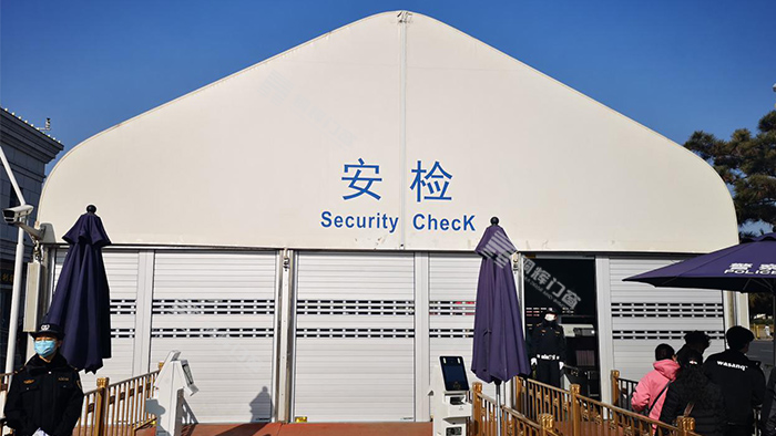 天安门分局安检棚加装卷帘门工程