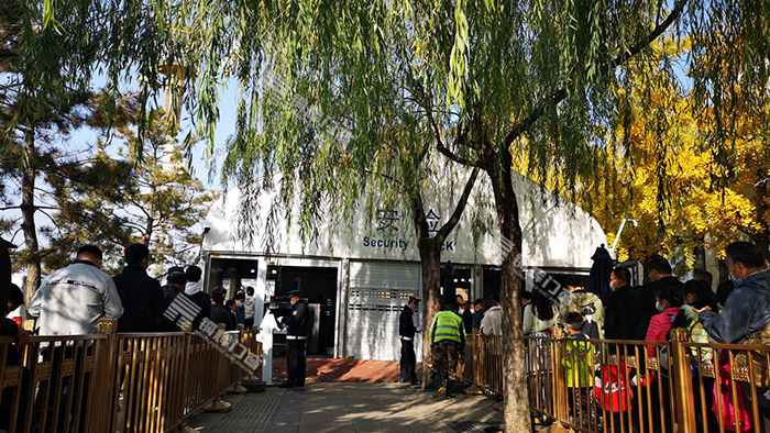 天安门分局安检棚加装卷帘门工程