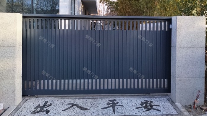 铜辉门窗-北京玫瑰园别墅电动平移庭院门安装