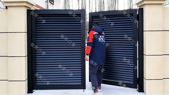 铜辉门窗-稻香湖荷颐园别墅铝艺庭院门与护栏安装