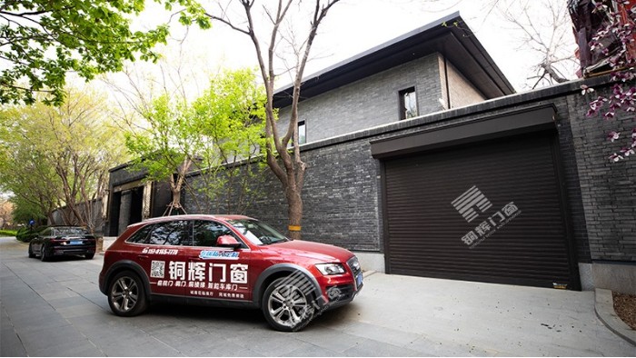 铜辉门窗-告诉您翻板车库门和卷帘车库门哪种好